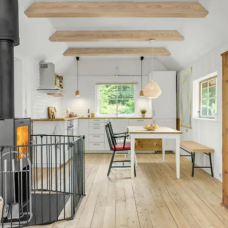 2 Bedroom Beautiful In * Strøby Ladeplads