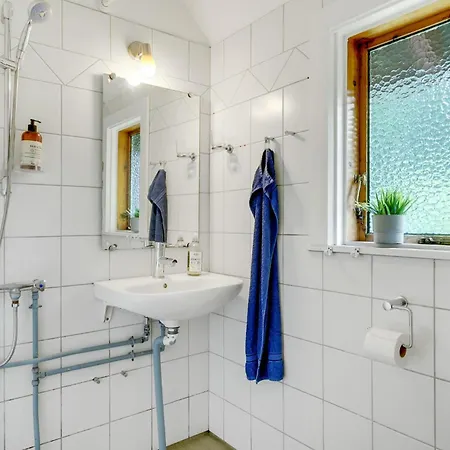 2 Bedroom Beautiful In Casa de Férias