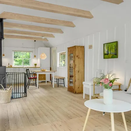 2 Bedroom Beautiful In * Strøby Ladeplads