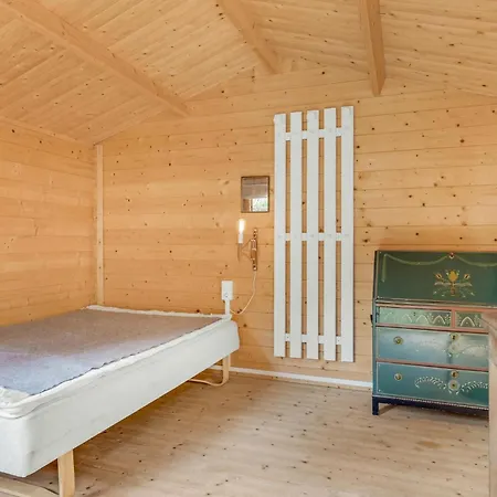 2 Bedroom Beautiful In Casa de Férias