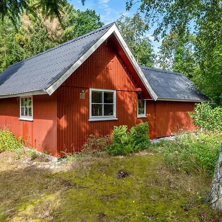 2 Bedroom Beautiful In Casa de Férias *