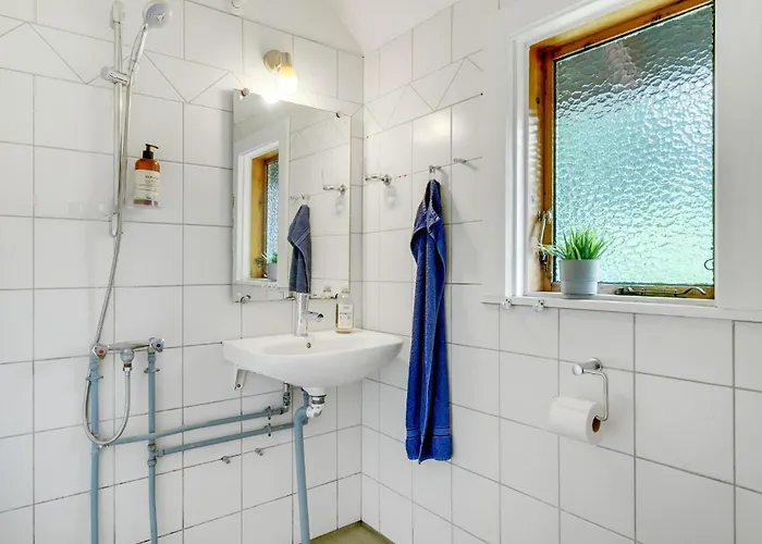 2 Bedroom Beautiful In Casa de Férias